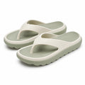Flip-Flops 42/43 aus Kunststoff in Hellgrün und Cremeweiß mit strukturierter Sohle